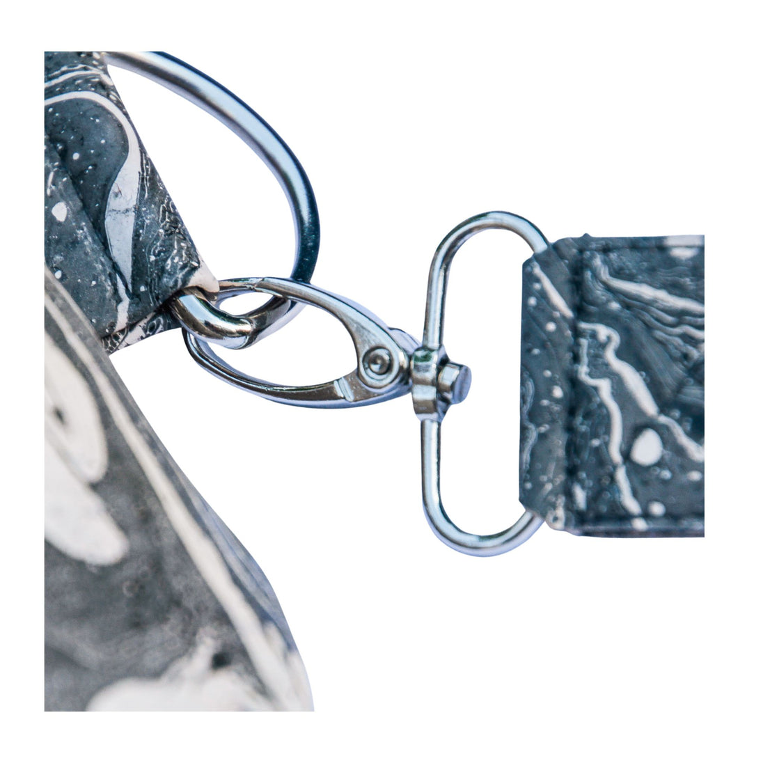 Detailbild Karabiner schwarz-weiß marmorierte Slingbag aus Kork