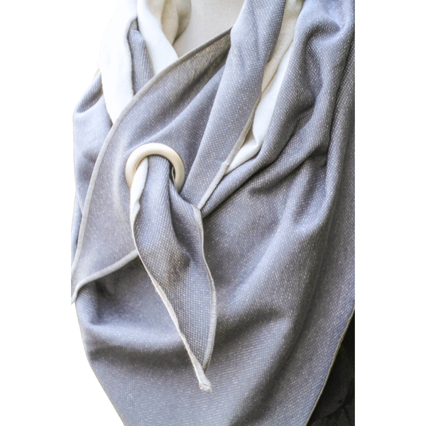 Oesentuch aus Bio Sweat in Grau, mit silberner Oese, Seitenansicht.