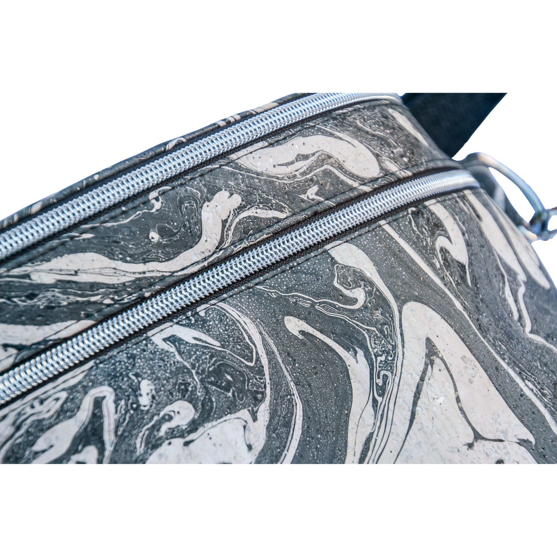 Detailbild RiRi Reißverschluesse - Sling Bag - Handgefertigt aus marmoriertem Kork - unverzichtbar schön - responsible handmade design