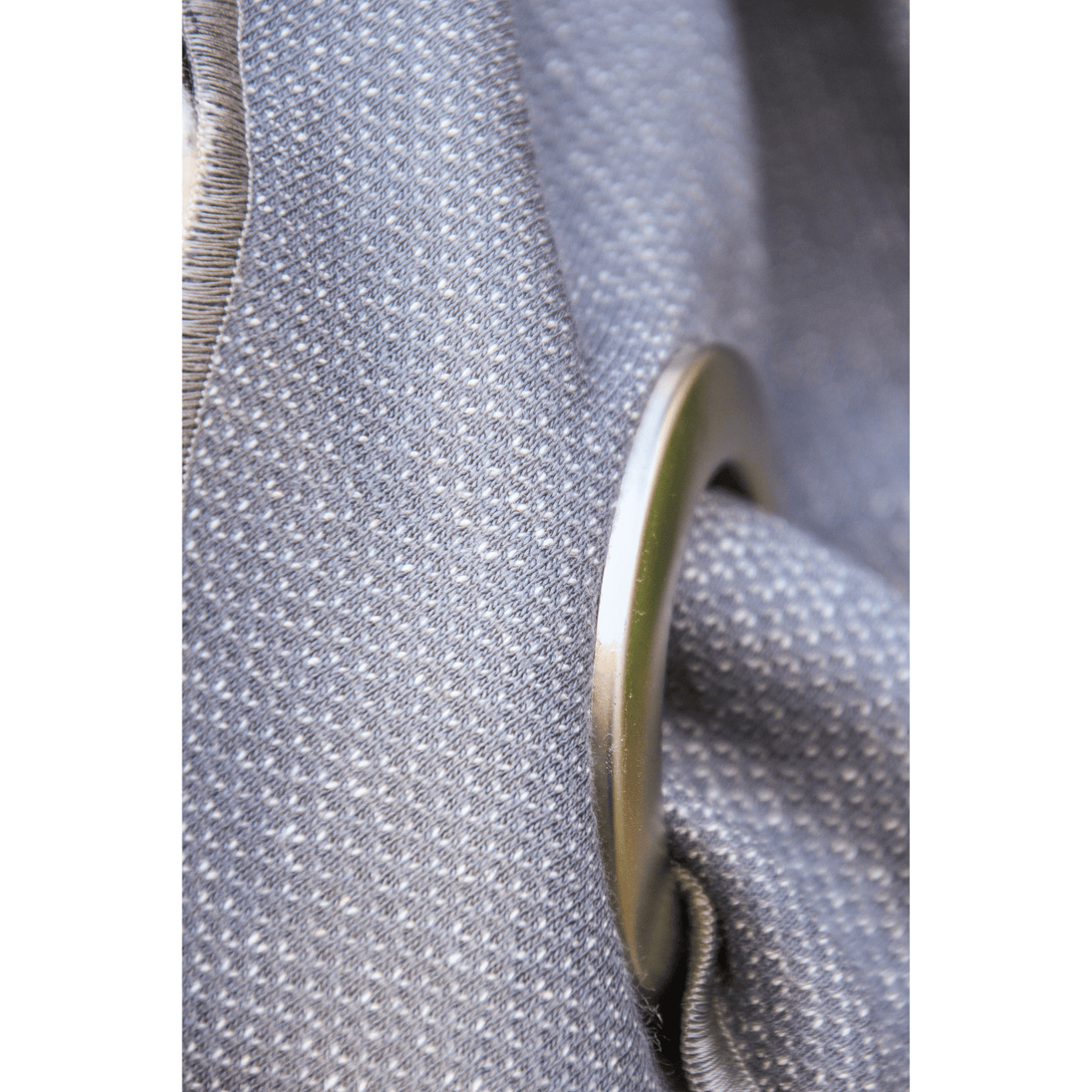 XXL Dreieckstuch/Halstuch mit silberner Öse aus Bio Sweat, Detailansicht der Oese und Farbe