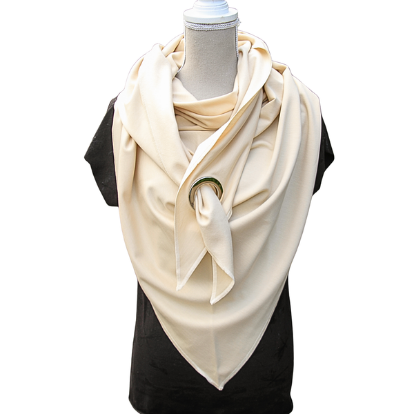 Dreieckstuch in beige aus Lyocell mit silberner Oese, Vorderansicht