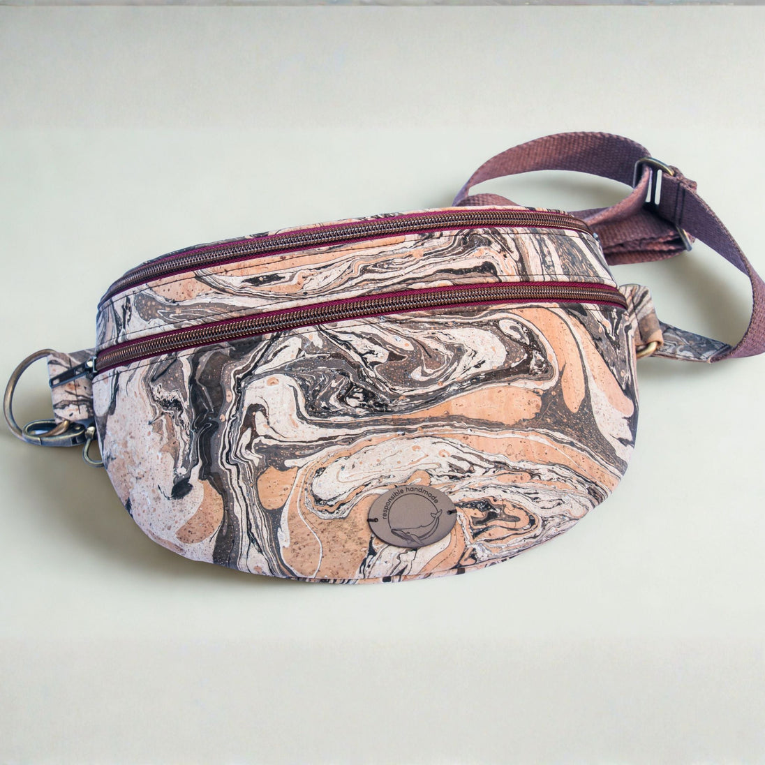 Große Crossbody - Bauchtasche - Sling Bag aus handmarmoriertem Kork - unverzichtbar schön - responsible handmade design