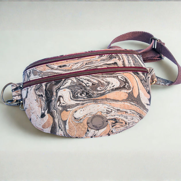 Große Crossbody - Bauchtasche - Sling Bag aus handmarmoriertem Kork - unverzichtbar schön - responsible handmade design