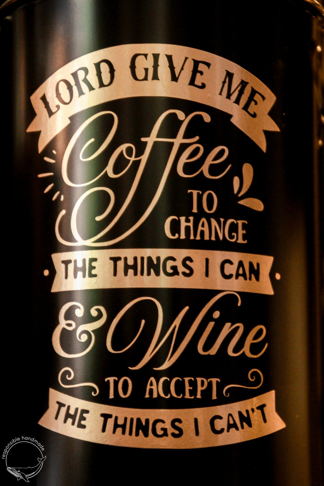 Kaffeedose schwarz, Detailansicht Spruch: LORD GIVE ME. in rosegold.