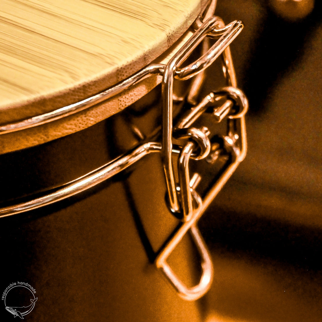 Kaffeedose schwarz mit Bambusdeckel und Bügelverschluss im Detail