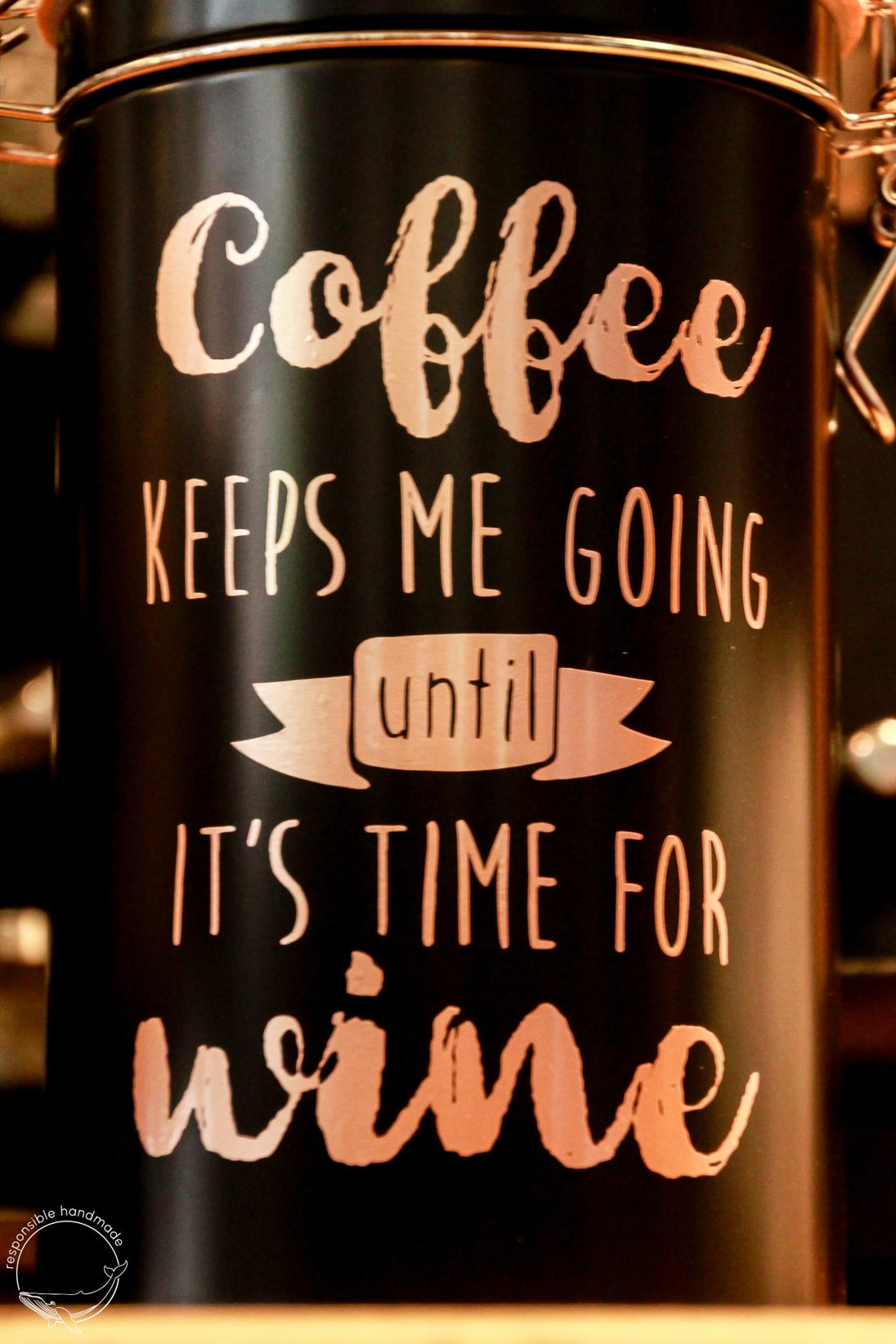 Kaffeedose schwarz, Detailansicht Spruch: Coffee KEEPS ME GOING in rosegold.