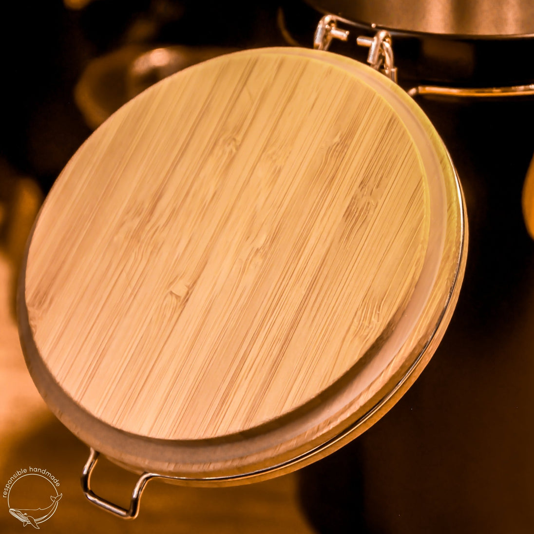 Kaffeedose schwarz mit Bambusdeckel, mit aufgeklapptem Deckel, Gummidichtung zu sehen.