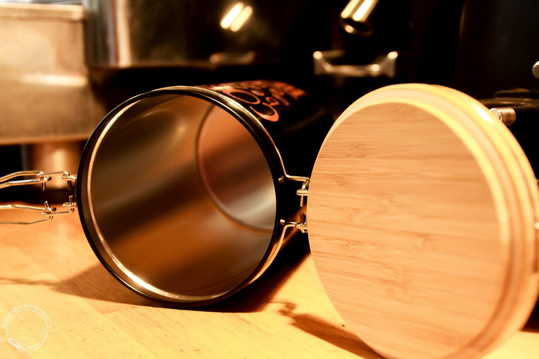 Kaffeedose schwarz mit Bambusdeckel offen und liegend. Zeigt Deckel und Dose von innen.