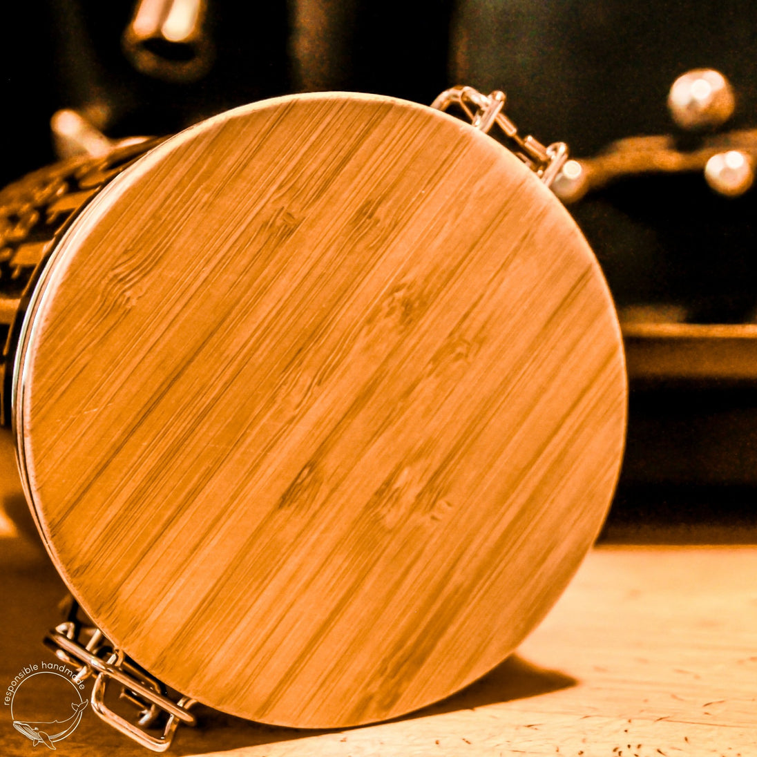 Kaffeedose schwarz mit Bambusdeckel, von oben im Detail.