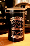 Schwarze Kaffeedose mit Bambusdeckel und Bügelverschluss in Kaffeebar, rosegoldener Spruch: LORD GIVE ME