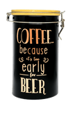 Schwarze Kaffeedose mit Bambusdeckel und Bügelverschluss auf weißem Hintergrund. Spruch in rosegold: COFFEE because it´s