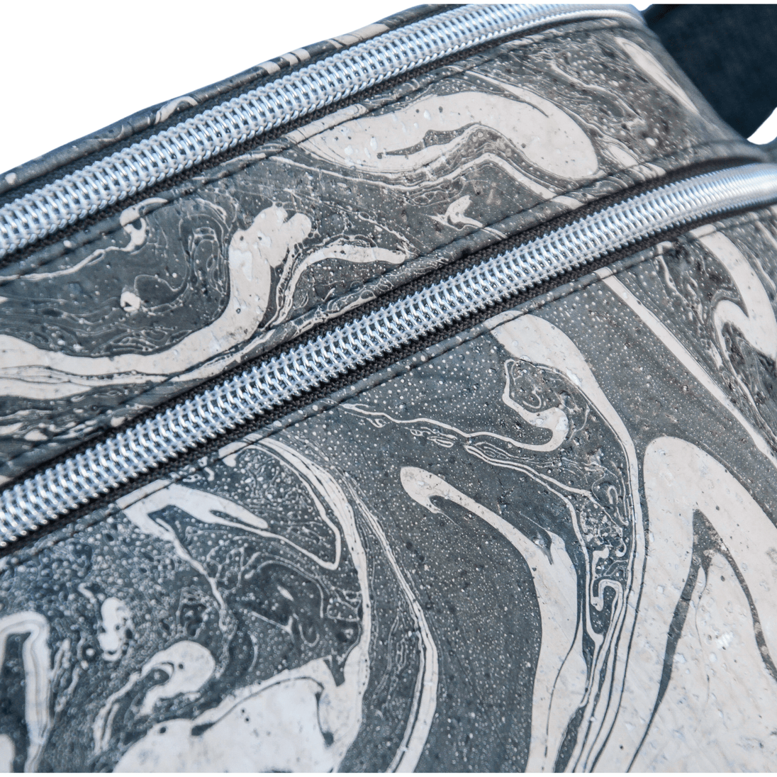 Detailbild der schwarzen Reißverschlüsse von Slingbag in schwarz/weiß