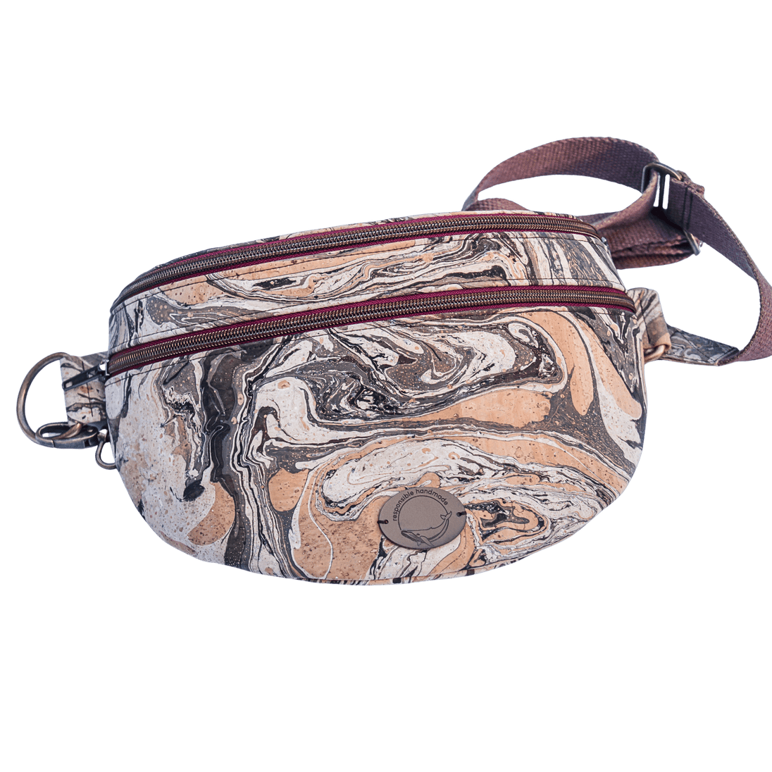 Slingbag aus handmarmoriertem Kork, Farbe braun und weiß mit zwei Reißverschlussfächern
