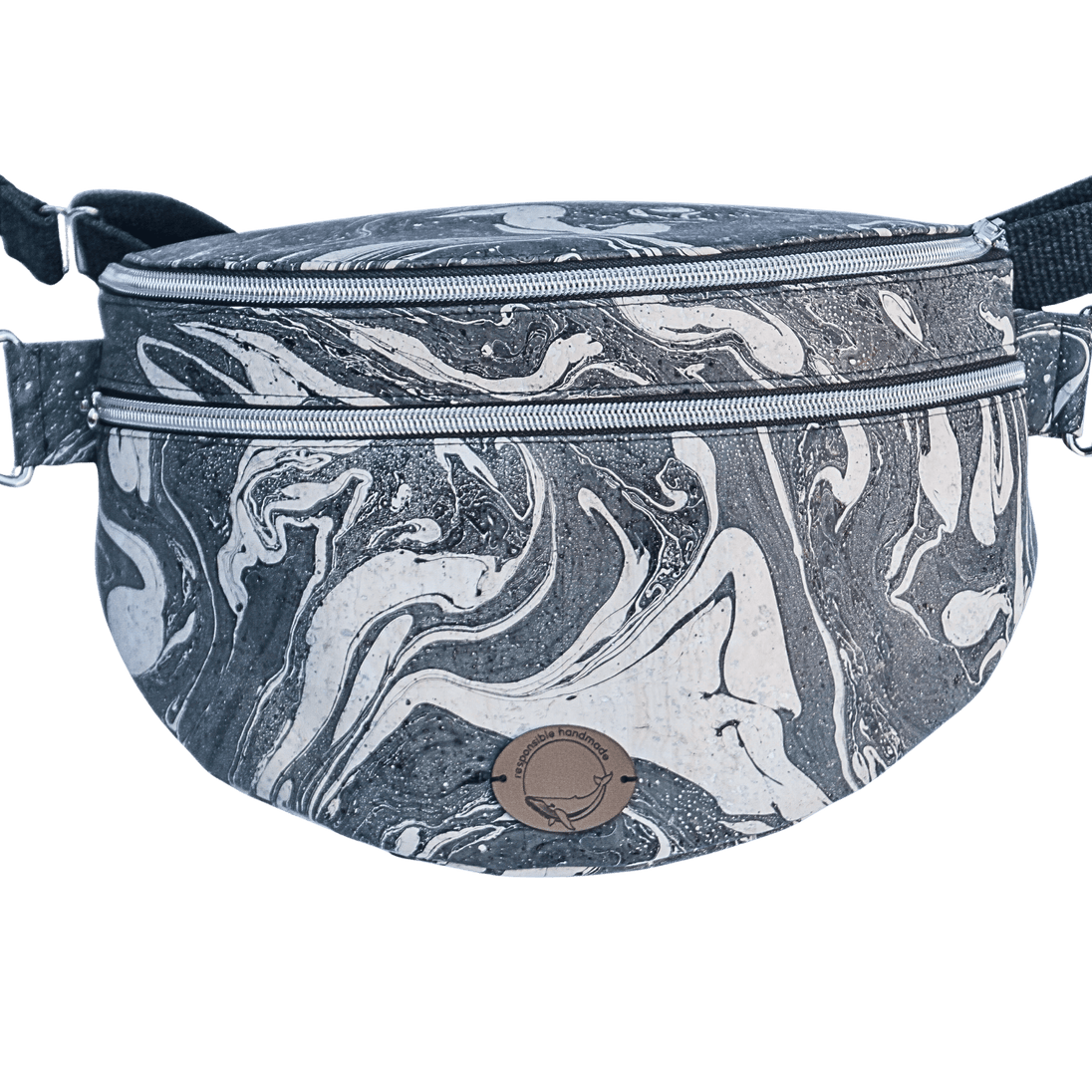 Slingbag aus handmarmoriertem Kork, Farbe schwarz und weiß mit zwei Reißverschlussfächern