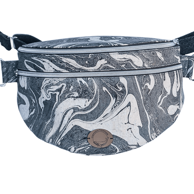 Slingbag aus handmarmoriertem Kork, Farbe schwarz und weiß mit zwei Reißverschlussfächern