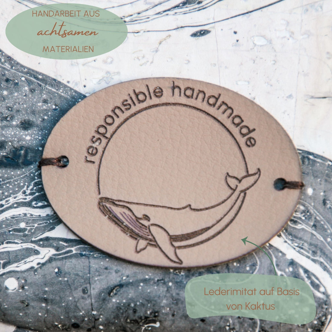 Detailbild Label aus Kaktusleder auf-Sling Bag - Handgefertigt aus marmoriertem Kork - unverzichtbar schön - responsible handmade design