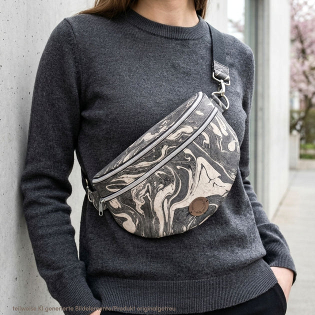 Sling Bag als Bauchtasche zum umhängen - Handgefertigt aus marmoriertem Kork - unverzichtbar schön - responsible handmade design