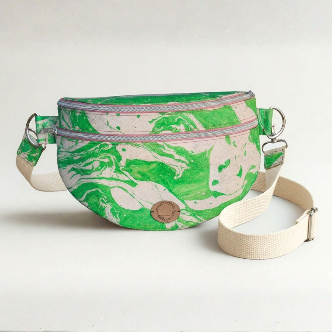 Sling Bag als Crossbag im Bauchtaschen - Style - Handgemacht aus marmoriertem Kork - unverzichtbar schön - responsible handmade design