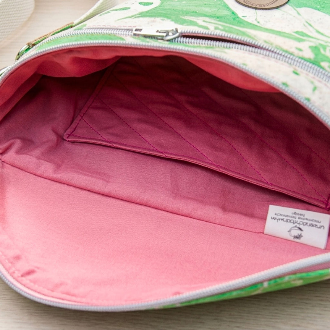 Sling Bag als Crossbag im Bauchtaschen - Style - Handgemacht aus marmoriertem Kork - unverzichtbar schön - responsible handmade design