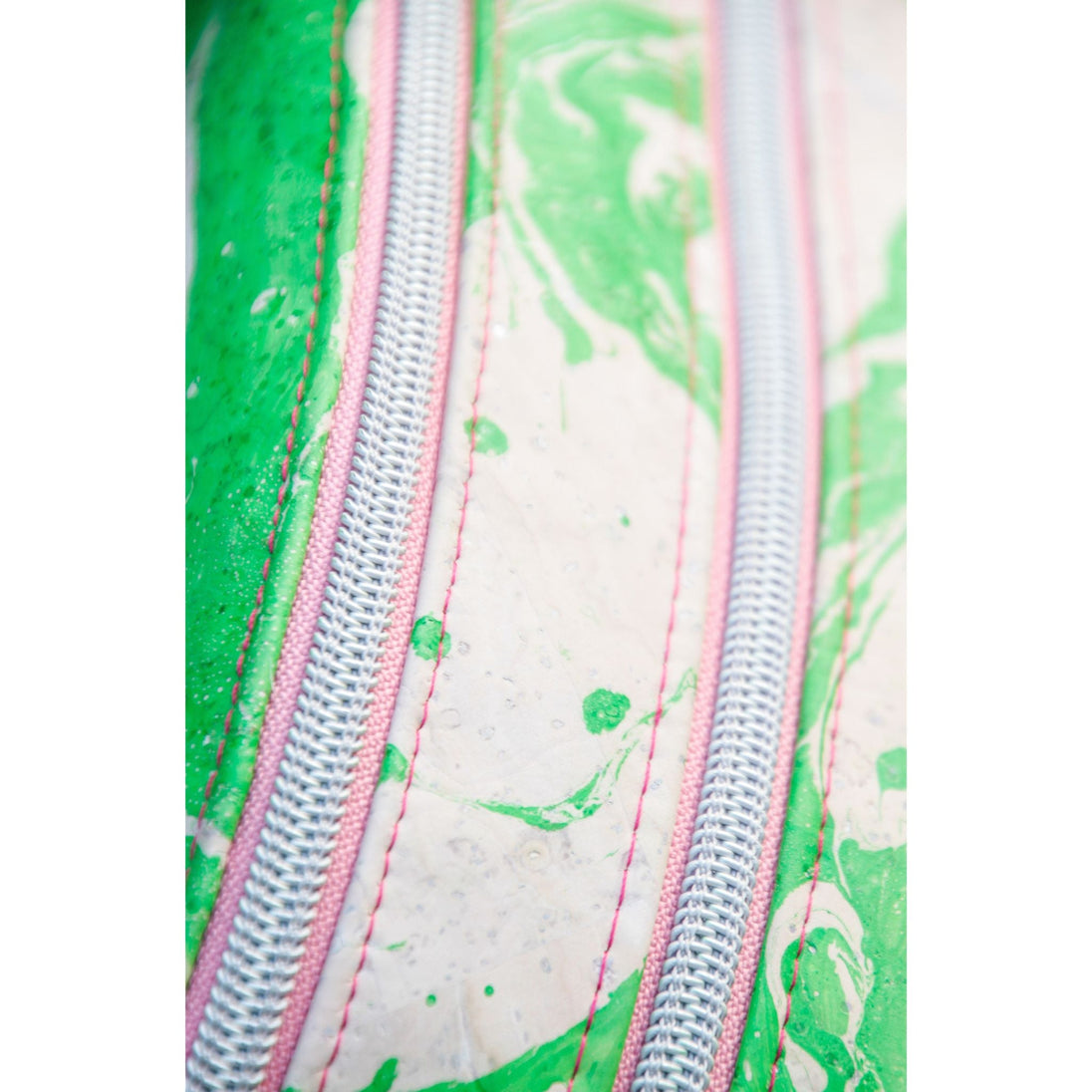 Sling Bag als Crossbag im Bauchtaschen - Style - Handgemacht aus marmoriertem Kork - unverzichtbar schön - responsible handmade design