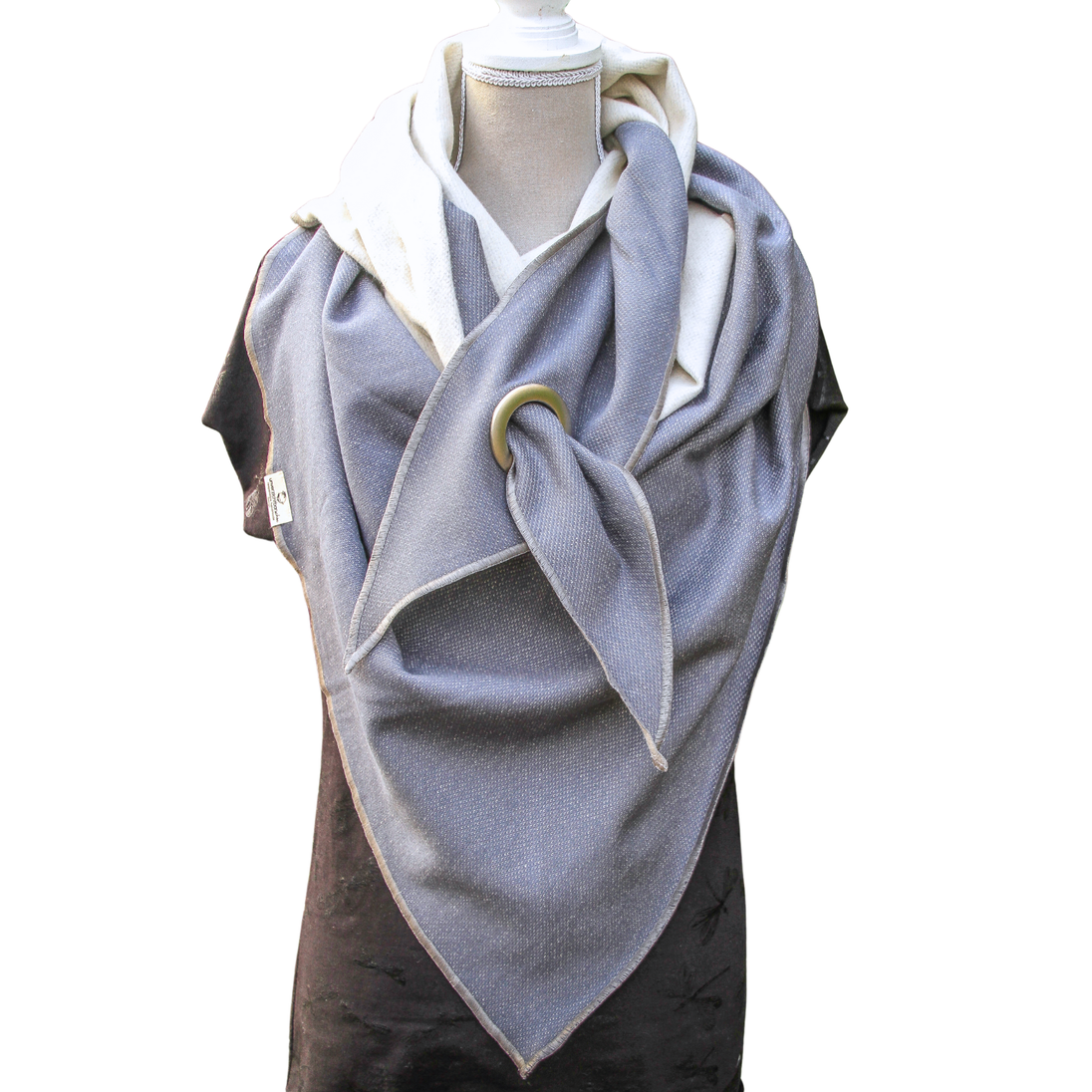 Handgemachtes großes Halstuch aus Biostoff in Grau Ecru, it silberner Oese auf einer Schneiderpuppe, von vorne fotografiert