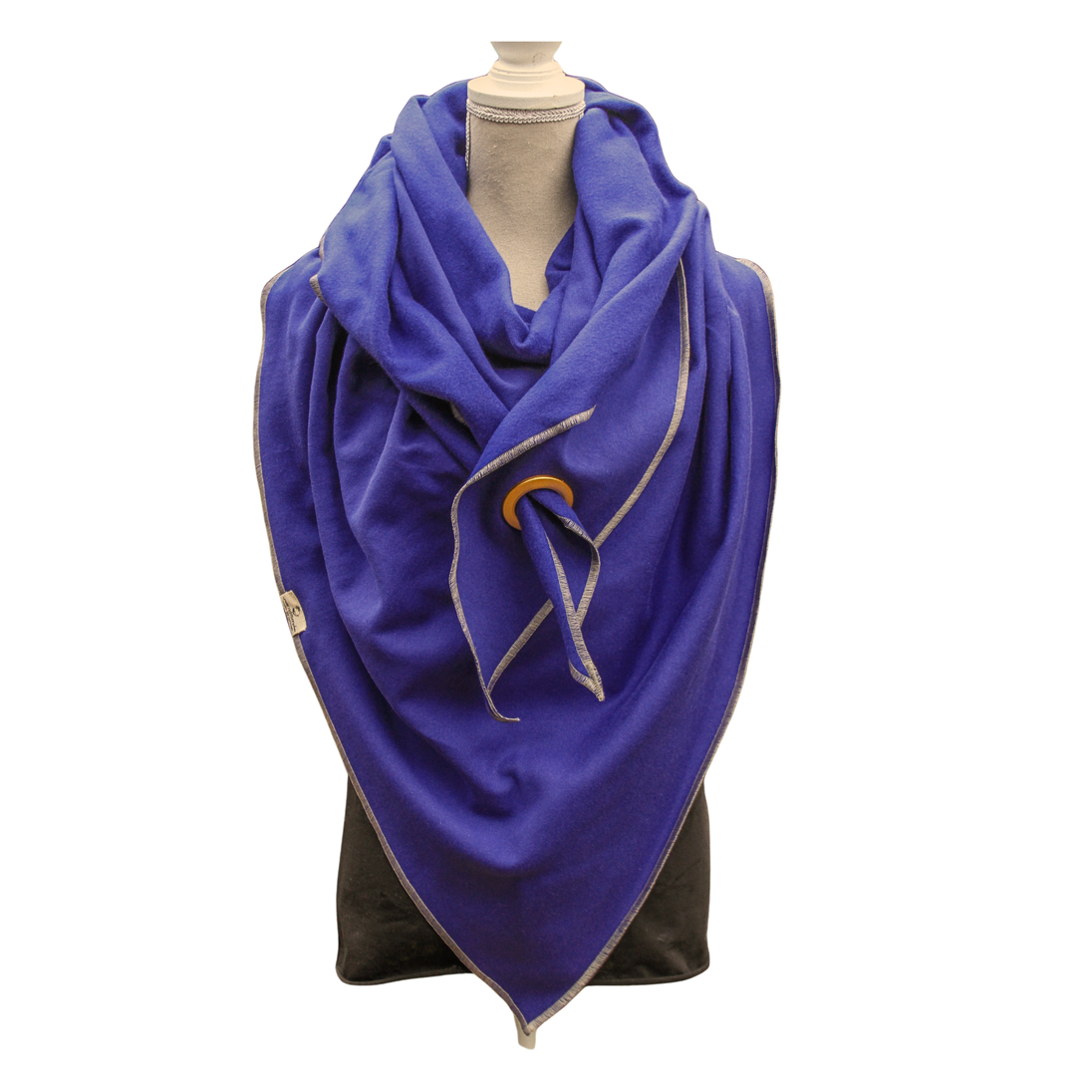 Indigo Blaues Dreieckstuch XXL mit goldener Oese, Tragefoto von vorne