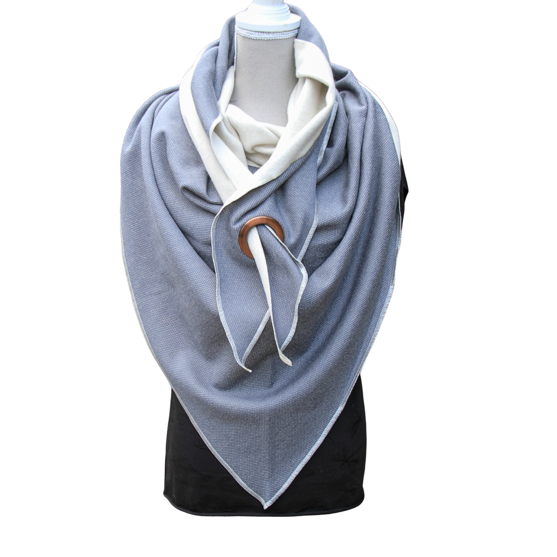 Großes Halstuch mit Oese in Kupfer aus Bio-Sweat. Der Stoff aus Bio-Baumwolle ist grau ecru. Das Bild zeigt das Tuch von vorne, auf einer Schneiderpuppe.