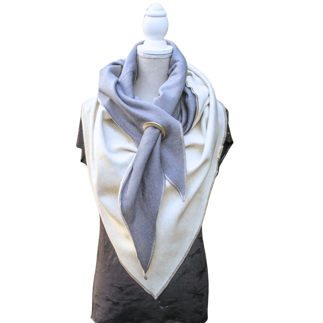 Handgefertigtes Bio-Sweat Dreieckstuch mit Oese, beidseitig tragbar. Rückseite des Stoffes wir auf diesem Bild vorne getragen.