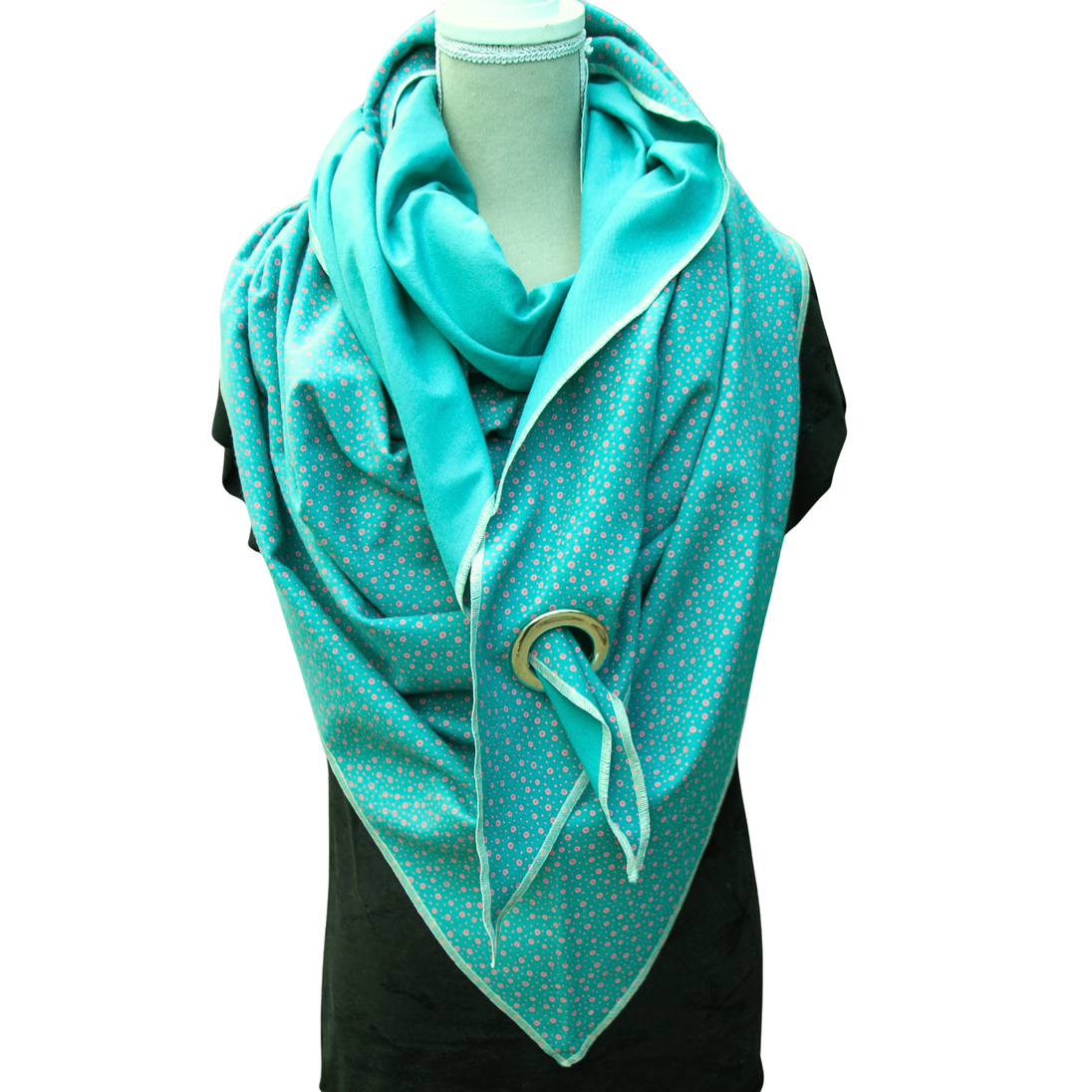 Handgemachtes XXL Dreiecksuch aus Flanell in der Farbe Aqua und mit Dots Muster. Ansicht von vorne.