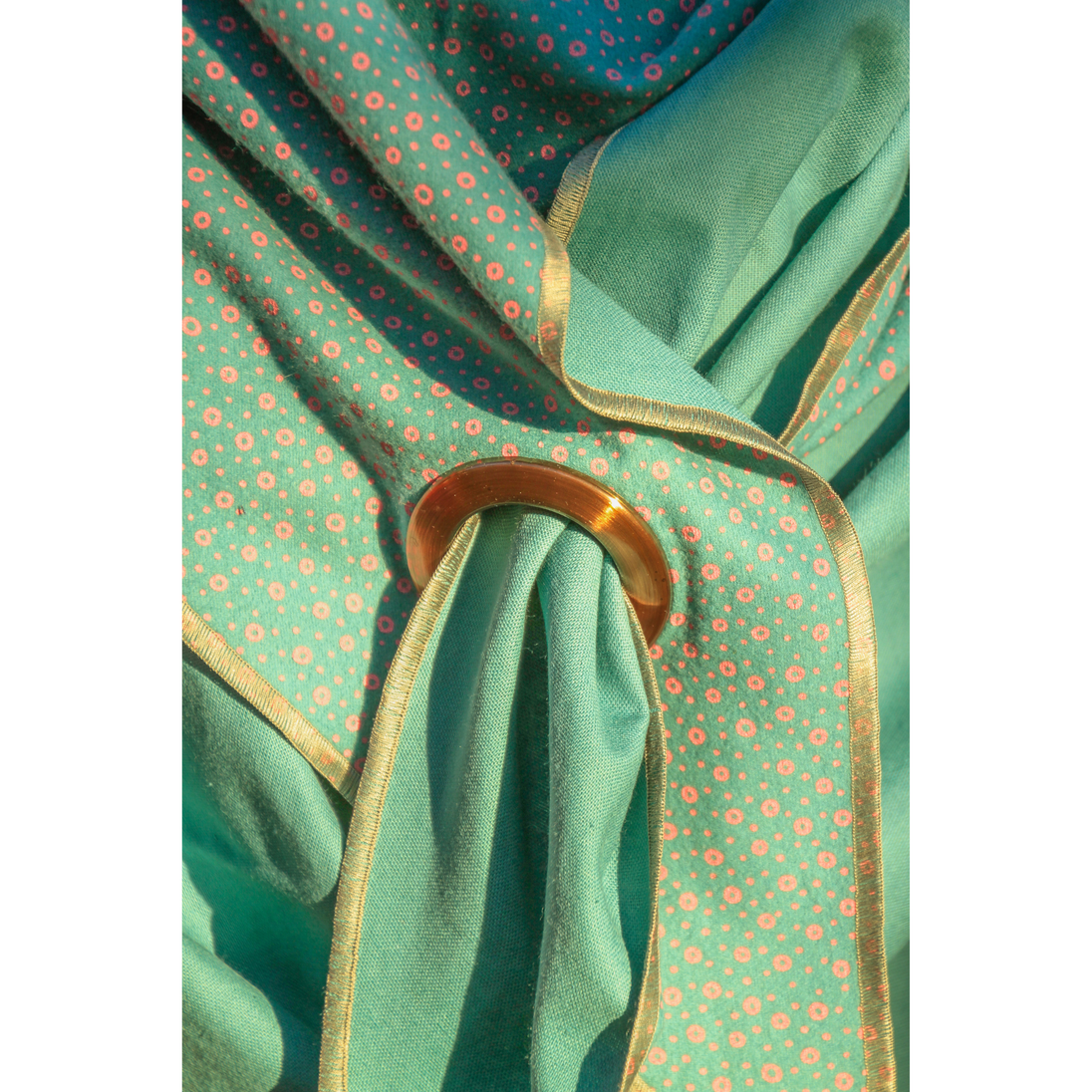 Detailbild der Oese auf handgemachtem XXL Dreieckstuch aus Bio Flanell im Farbton Aqua mit Dots Muster