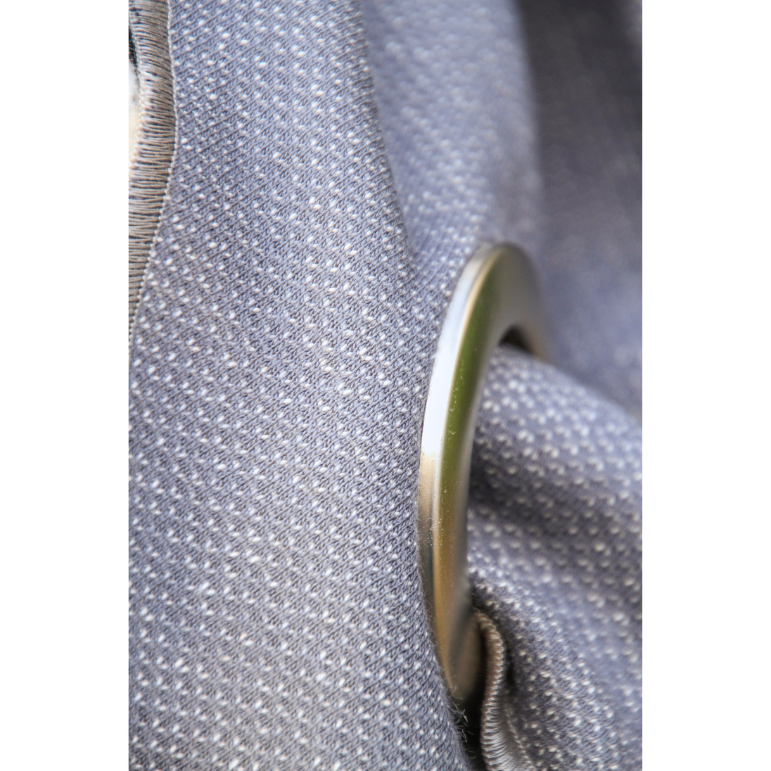 Detailfoto der silbernen Oese an einem handgemachtem XXL Dreieckstuch in Grau Ecru farbendem Sweatstoff.