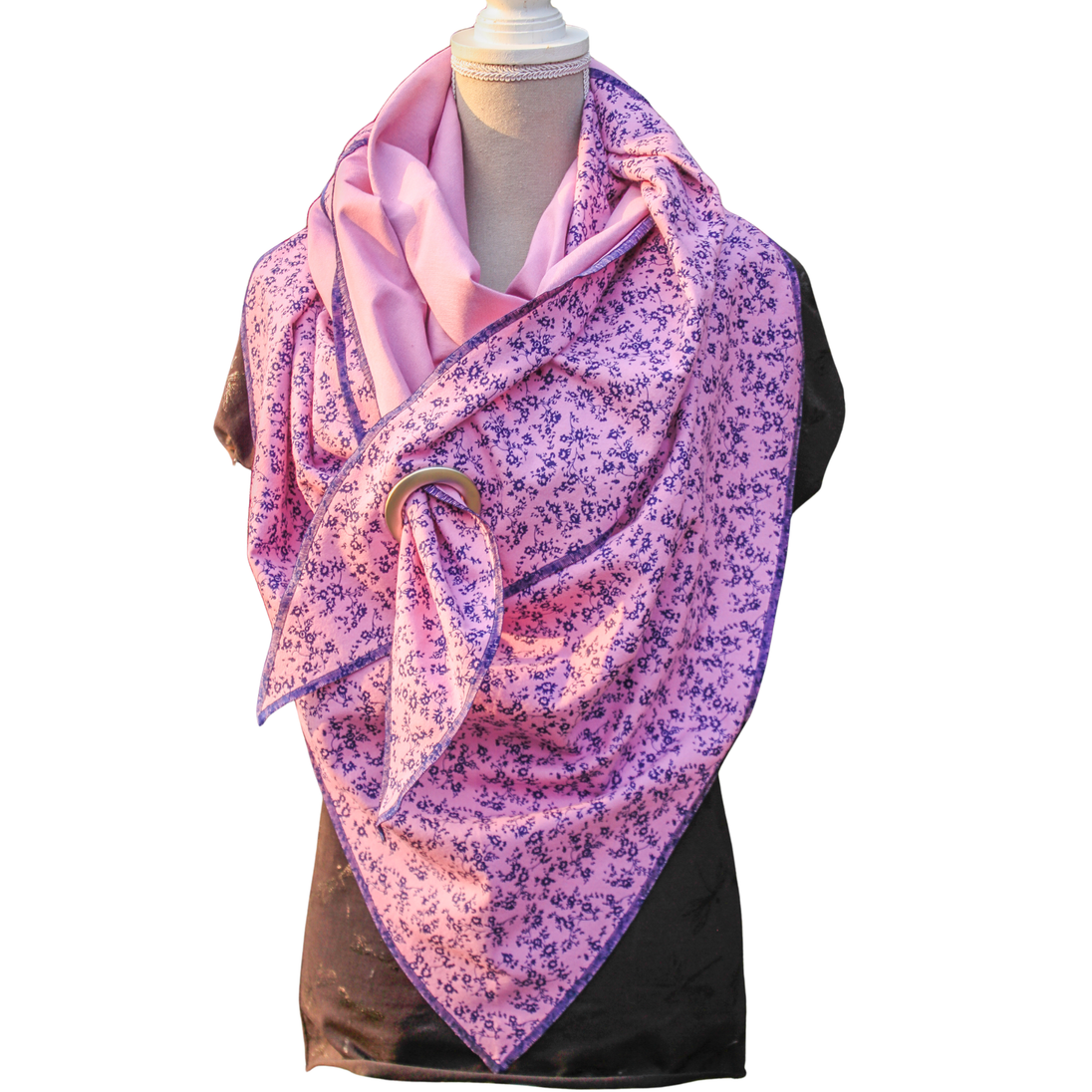 Handgemachtes XXL-Dreieckstuch aus Bio Flanell in Rose mit floralem Muster in blau und Oese, Ansicht von vorne