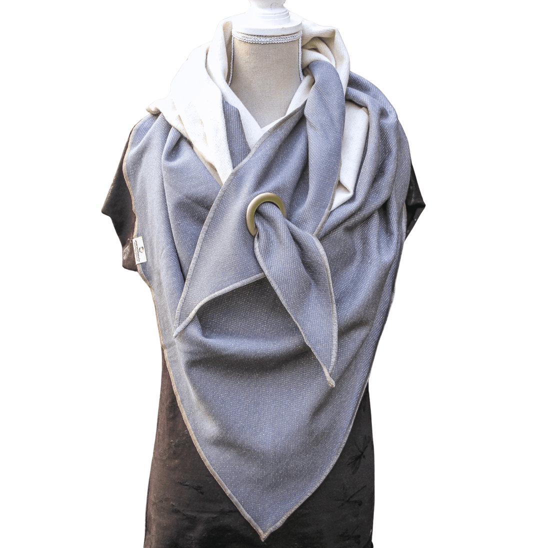 XXL Dreieckstuch aus Bio Sweat in Grau Ecru mit Oese, Tragebild von vorne